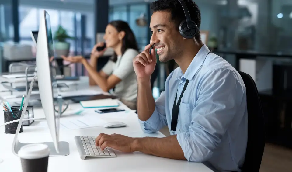 Customer service personnels on live chat